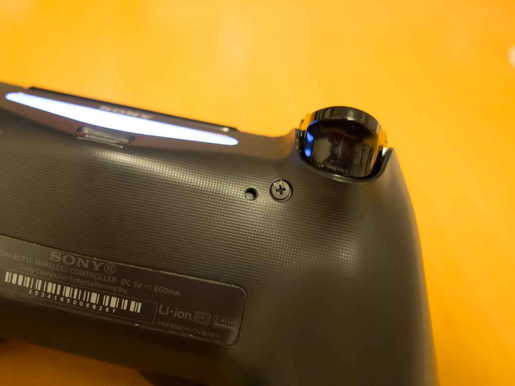 PS4コントローラー DUALSHOCK4 の裏面、リセットボタンの位置